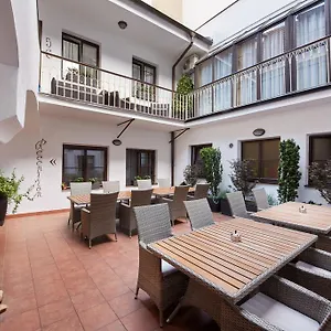 לינה וארוחת בוקר Old House